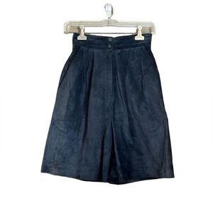 Vintage Danier high waisted navy suede shorts. Size 4